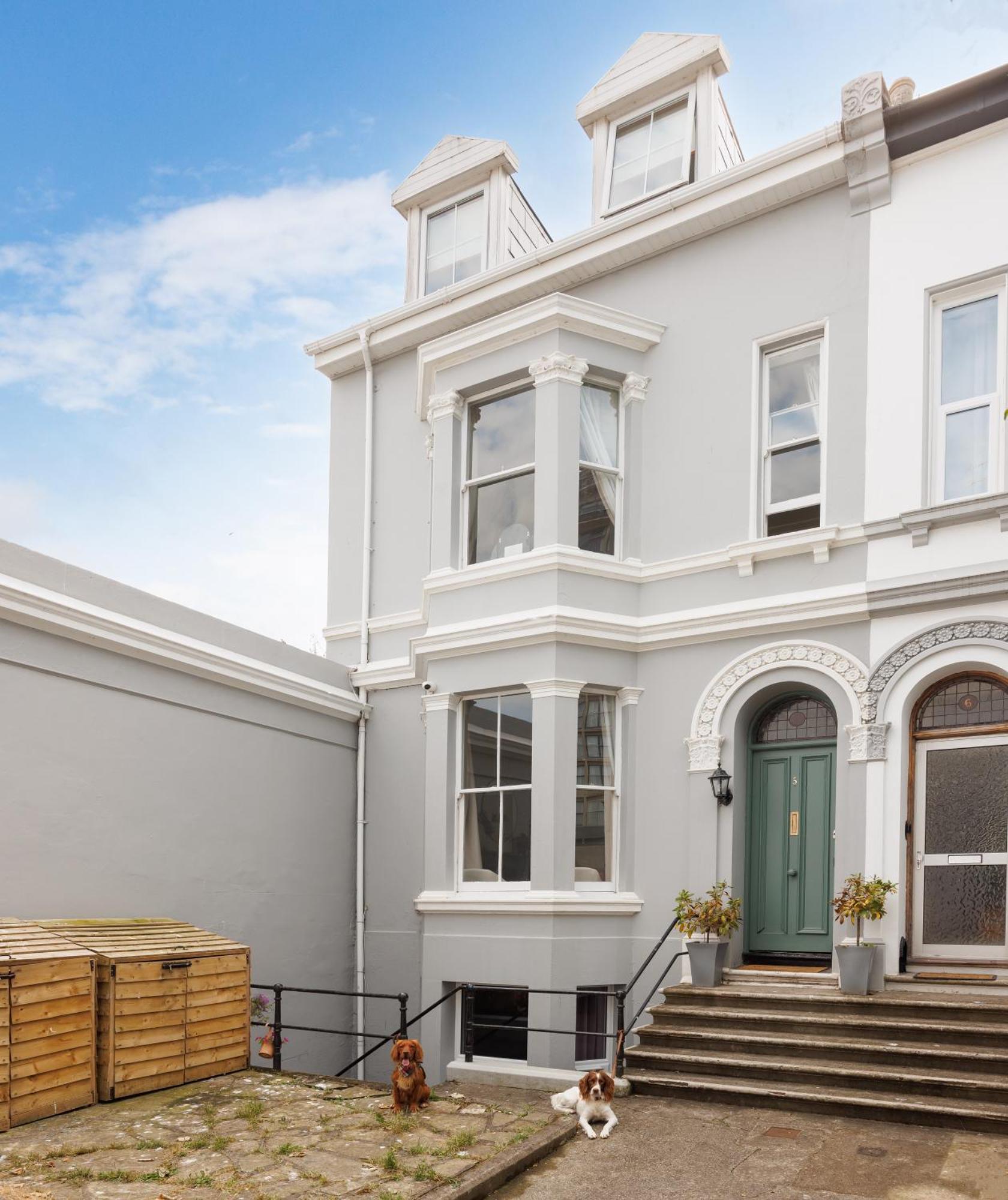 New Luxury For 2024 - Central Plymouth House - Sleeps 10 - Access To Plymouth Town - Close To The Barbican - Pets Welcome - Parking Available - By Luxe Living By Sophia ภายนอก รูปภาพ