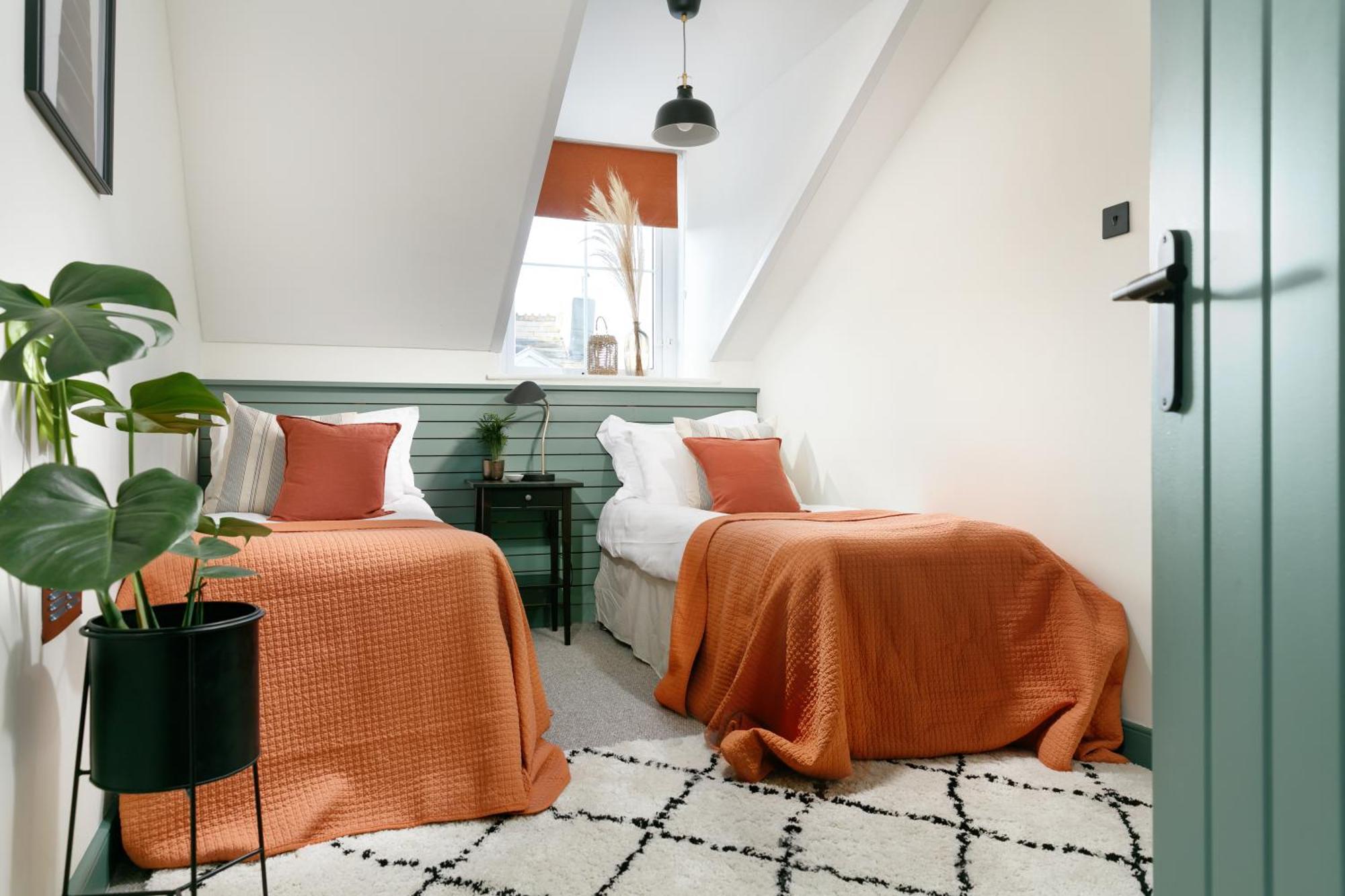New Luxury For 2024 - Central Plymouth House - Sleeps 10 - Access To Plymouth Town - Close To The Barbican - Pets Welcome - Parking Available - By Luxe Living By Sophia ภายนอก รูปภาพ