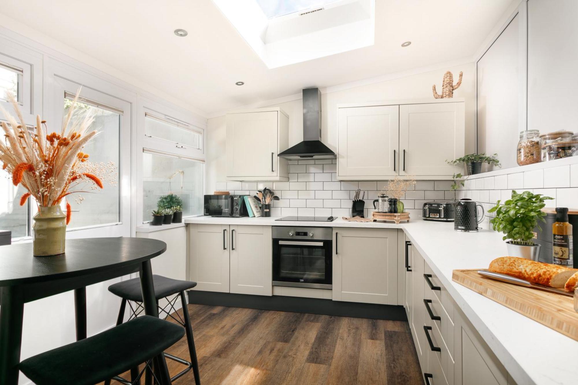 New Luxury For 2024 - Central Plymouth House - Sleeps 10 - Access To Plymouth Town - Close To The Barbican - Pets Welcome - Parking Available - By Luxe Living By Sophia ภายนอก รูปภาพ